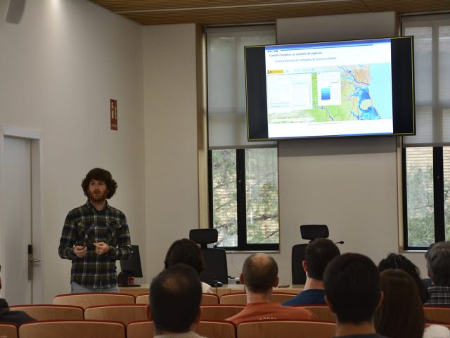 Director del diplomado TIG- FCA UdeC, Jorge Félez Bernal, dictó la conferencia «Chile 701: Pirogeografía del Estado Forestal. Necesidad de un nuevo modelo forestal» en la Universidad de Zaragoza