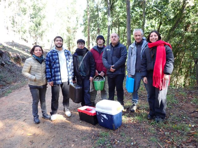 Estudiantes de Ingeniería Ambiental aplican conocimientos en salida a terreno al estero Cárcamo