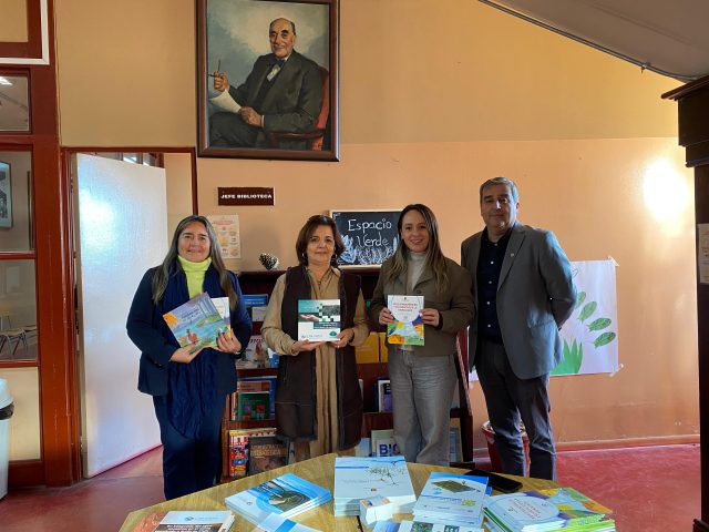 Grupo Eco-Literario de la Biblioteca FCA-EULA y CRHIAM donan libros a establecimiento educacional